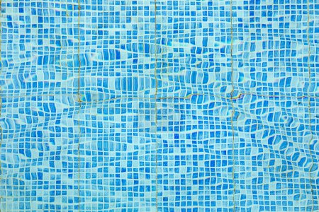 Téléchargez les photos : Motif détaillé de petites tuiles bleues et blanches dans une structure harmonique comme un terrain de piscine - en image libre de droit