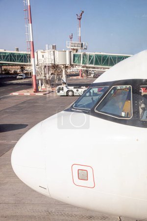nariz de aviones a reacción modernos en frente de la terminal del aeropuerto sin logotipos