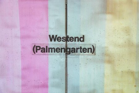 Foto de Señalización estación de tren Westend Palmgarten - engl: jardín de palmeras en la estación de metro de Frankfurt en diferentes colores en la pared - Imagen libre de derechos