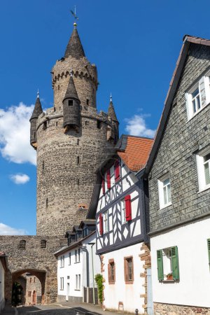 Friedbergs Wahrzeichen, der Adolf-Turm, ist mit fast 60 m einer der höchsten Bergfried Deutschlands und das älteste erhaltene mittelalterliche Bauwerk der Burg Friedberg