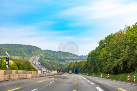 Fahrt auf der A7 Richtung Kirchheimer Kreuz in hügeliger Landschaft mit Baustelle und Brücke im Hintergrund