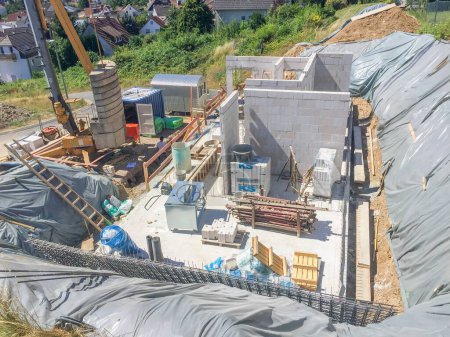 Téléchargez les photos : Ruppertshain, Germany - July 6, 2018: concrete walls to build a cellar at the construction site for a prefabricated family house.. - en image libre de droit
