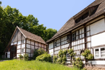 Foto de Detmold, Alemania - 12 de mayo de 2024: Mire la antigua casa de campo en el museo al aire libre, Renania del Norte Westfalia, Alemania. - Imagen libre de derechos