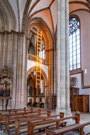 Téléchargez les photos : Munster, Germany - April 13, 2024: view to sky ladder of Billi Thanner in Sankt Lamberti church in Munster. - en image libre de droit