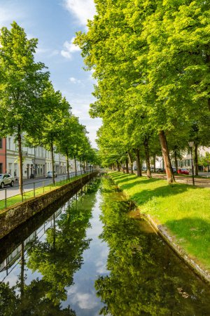 el canal Friedrichstaler es un canal artificial de 2 km de largo en la ciudad lippische de Detmold erigido por el príncipe Adolf para conectar el castillo con un molino de agua