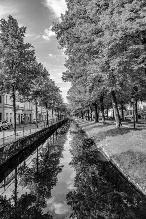 le canal Friedrichstaler est un canal artificiel de 2 km de long dans la ville lippische de Detmold érigé par le prince Adolf pour relier le château à un moulin à eau