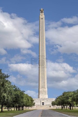 Téléchargez les photos : La Porte, États-Unis - 9 novembre 2023 : Le monument San Jacinto par une belle journée d'été au Texas, États-Unis - en image libre de droit