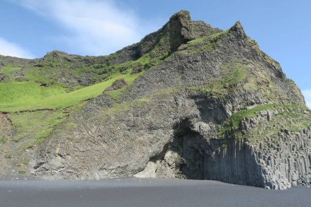 pintorescas columnas verticales de basalto en Reynisfjara, la famosa playa negra de Islandia, cerca de Vik Myrdal, forman un patrón de fondo geométrico perfecto