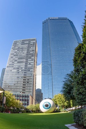 Téléchargez les photos : Dallas, États-Unis - 6 novembre 2023 : vue panoramique du gratte-ciel historique de la vieille ville de Dallas sous le ciel bleu. - en image libre de droit