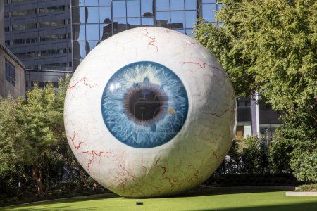 Téléchargez les photos : Dallas, États-Unis - 6 novembre 2023 : The Giant Eyeball est une statue située au centre-ville de Dallas, au Texas, dans la cour de l'hôtel Joule.. - en image libre de droit
