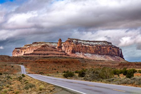 Une magnifique chaîne de montagnes enneigées le long de l'autoroute 163 à Monument Valley met en évidence les magnifiques paysages accidentés pour les touristes.  