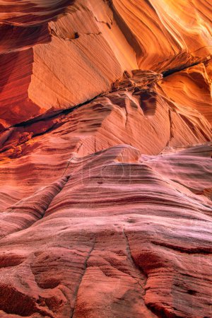 Wirbelmuster an den Sandsteinwänden der Schlitzschluchten in Arizona entstehen durch jahrelange Wind- und Wasserströmungen aufgrund der weichen Gesteinszusammensetzung..