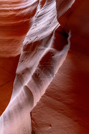Los patrones de remolino en las paredes de arenisca de los cañones de ranura en Arizona se forman a partir de años de viento y el flujo de agua Patrones debido a la composición de roca blanda.