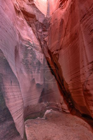 Wind Pebble Slot Canyon in der Nähe von Page Arizona unterstreicht die enge Passage und die erstaunlichen, komplexen Muster, die sich im Laufe von Millionen von Jahren aus der Kombination von Wasser und Sedimentfluss bilden.