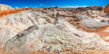 Schöner weißer Sandstein gemischt mit rotem Felsen, der die Hoodoos der Fliegenpilze im Kanab Utah Grand Staircase-Escalante National Monument umgibt, sorgt für ein sehr malerisches Panorama.