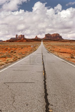 Blick auf die Forrest Gump Scenic Road im Monument Valley, Utah während eines bewölkten Tages zeigt die lange, einsame Straße, die sich durch die berühmte Bergkette nach Arizona bewegt, die im Film gezeigt wird.