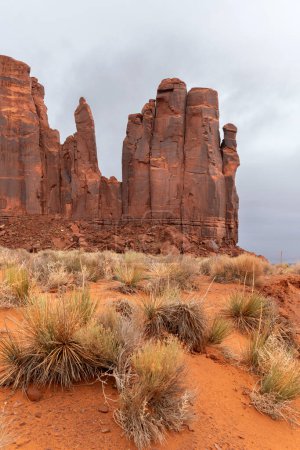 Grande montagne le long du côté du parc pittoresque de Monument Valley pendant une journée nuageuse montre les motifs rocheux, généralement en grès, moenkopi et ou rocher shinarump.