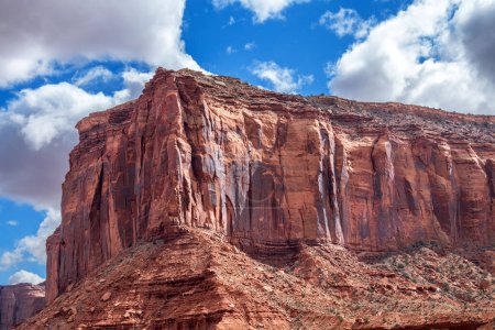 Ein großer Berg an der Seite des malerischen Parks im Monument Valley zeigt an einem hellen Tag die Felsstrukturen, die normalerweise aus Sandstein, Moenkopi und oder Shinarump-Felsen bestehen.