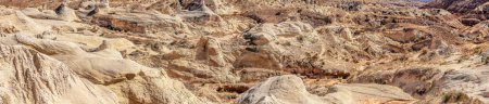 Weiße lehmartige Sedimente, die aus dem nahe gelegenen Gunsight Butte stammen, bedecken einen Großteil des roten Sandsteins bei Utahs Kanab-Fliegenpilzwanderung und verleihen der Gegend einen schönen, kontrastreichen Look..