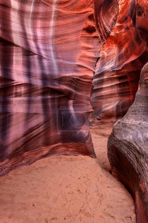 Cañón de ranura cardiaca cerca de Page Arizona destaca el pasillo estrecho y sorprendentes, luz brillante y patrones intrincados que se forman durante millones de años de la combinación de agua y flujo de sedimentos.