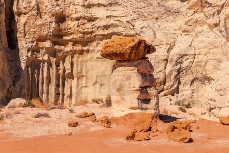 White and red sandstone toadstool hoodoo at Kanab Utah showing highly eroded spires and balanced harder rock on top.