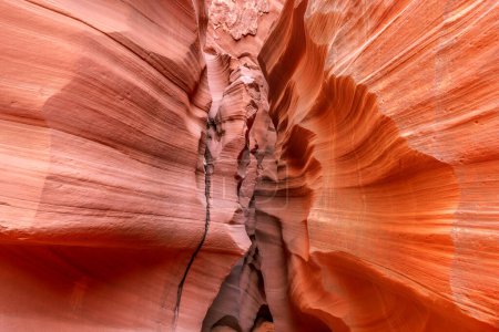 Wirbelmuster an den Sandsteinwänden der Schlitzschluchten in Arizona entstehen durch jahrelange Wind- und Wasserströmungen aufgrund der weichen Gesteinszusammensetzung..