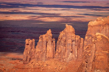 Robustes Monument Valley bei Hunt 's Mesa mit ikonischen Kolben-, Turm- und Fäustlingsformationen, die in vielen alten Westernfilmen als Kulisse dienten.