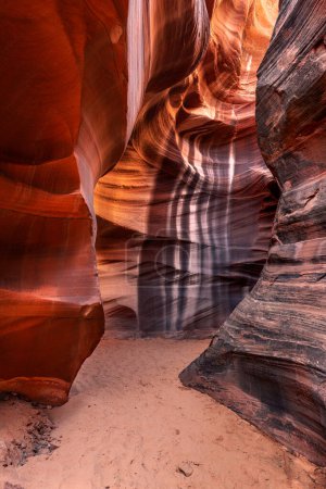 Herz-Schlitz-Schlucht in der Nähe von Page Arizona unterstreicht die enge Passage und das erstaunliche, leuchtende Licht und die komplizierten Muster, die sich über Millionen von Jahren aus der Kombination von Wasser und Sedimentfluss bilden.