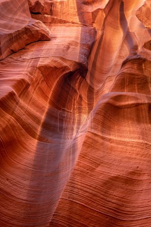Antelope Slot Canyon in der Nähe von Page Arizona unterstreicht die enge Passage und das erstaunliche, leuchtende Licht und die komplizierten Muster, die sich im Laufe von Millionen von Jahren aus der Kombination von Wasser und Sedimentfluss bilden.