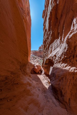 Wind Pebble Slot Canyon in der Nähe von Page Arizona unterstreicht die enge Passage und die erstaunlichen, komplexen Muster, die sich im Laufe von Millionen von Jahren aus der Kombination von Wasser und Sedimentfluss bilden.