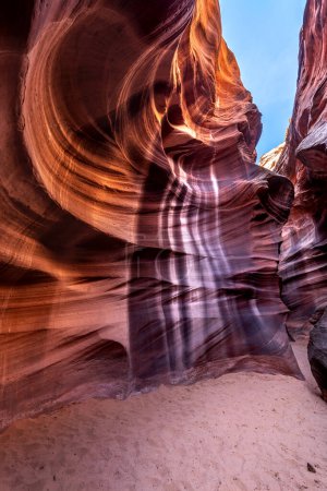 Herz-Schlitz-Schlucht in der Nähe von Page Arizona unterstreicht die enge Passage und das erstaunliche, leuchtende Licht und die komplizierten Muster, die sich über Millionen von Jahren aus der Kombination von Wasser und Sedimentfluss bilden.