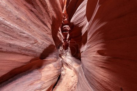 Cañón de ranura cardiaca cerca de Page Arizona destaca el pasillo estrecho y sorprendentes, luz brillante y patrones intrincados que se forman durante millones de años de la combinación de agua y flujo de sedimentos.