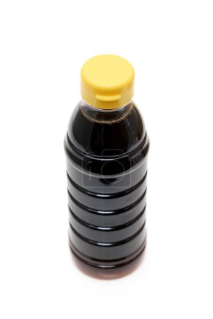 Foto de Botella de plástico de salsa de soja sobre fondo blanco - Imagen libre de derechos