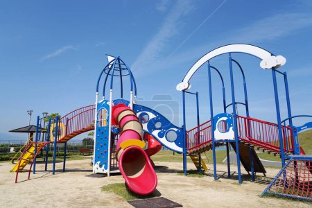 Foto de Parque infantil en parque y bonito cielo azul - Imagen libre de derechos