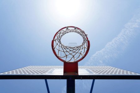 Téléchargez les photos : Photos de cerceaux de basket-ball regarder vers le haut le fond bleu ciel - en image libre de droit