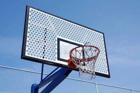 Téléchargez les photos : Photos de basket cerceau sur un terrain extérieur vide sur un ciel bleu. - en image libre de droit