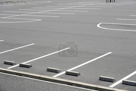 Téléchargez les photos : Marquage routier sur la place de stationnement asphaltée - en image libre de droit