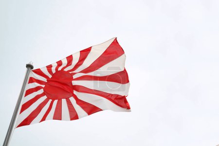 Foto de Bandera del sol naciente japonesa en el viento del cielo - Imagen libre de derechos