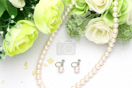 Téléchargez les photos : Élégant collier de perles blanches et boucles d'oreilles sur fond blanc - en image libre de droit