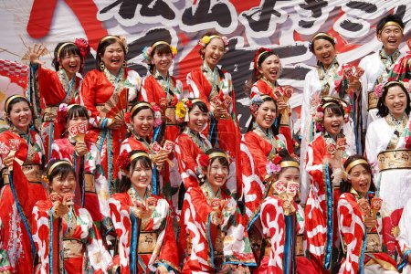 Foto de KAGAWA, JAPÓN - 15 JULIO 2023: Artistas japoneses bailando en el famoso Festival de Yosakoi. Yosakoi es un estilo único de evento de danza japonesa. - Imagen libre de derechos