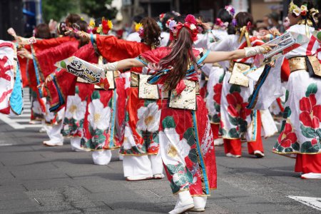 Téléchargez les photos : KAGAWA, JAPON - 15 JUILLET 2023 : Des artistes japonais dansent au célèbre festival Yosakoi. Yosakoi est un style unique d'événement de danse japonaise. - en image libre de droit