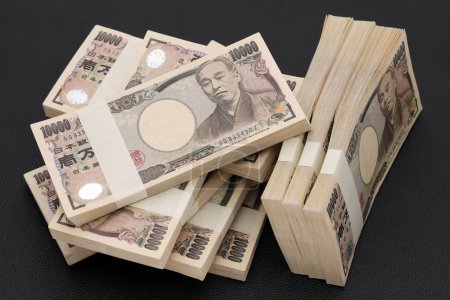 Foto de Una pila de yenes japoneses. 10.000 yenes de billetes. Los billetes se escriben como "10.000 yenes" en japonés. - Imagen libre de derechos