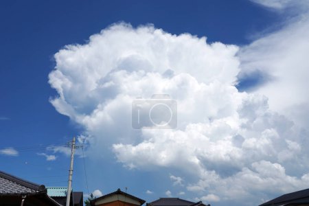 Téléchargez les photos : Fond bleu ciel avec nuages blancs et nuages de tonnerre - Kanatokokumo - en image libre de droit