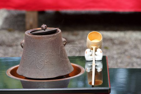 Téléchargez les photos : Set de thé pour cérémonie japonaise traditionnelle du thé vert, pot en fer, louche, extérieur - en image libre de droit