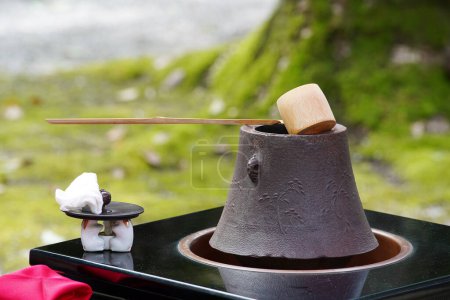 Téléchargez les photos : Set de thé pour cérémonie japonaise traditionnelle du thé vert, pot en fer, louche, extérieur - en image libre de droit