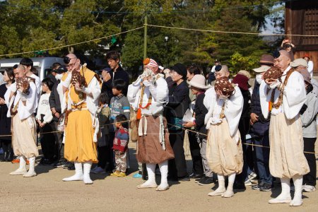 Téléchargez les photos : Kagawa, Japon - 23 novembre 2023 : Feux de joie sacrés pendant les Japonais, appelés Gomataki. Feu de joie religieux dans le parc Zentuji, Kagawa. - en image libre de droit