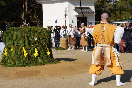 Téléchargez les photos : Kagawa, Japon - 23 novembre 2023 : Feux de joie sacrés pendant les Japonais, appelés Gomataki. Feu de joie religieux dans le parc Zentuji, Kagawa. - en image libre de droit