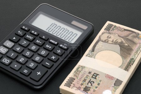 Téléchargez les photos : Enveloppe salariale et calculatrice japonaises, Les billets sont écrits en "10,000 yen" en japonais. - en image libre de droit
