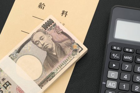 Téléchargez les photos : Enveloppe salariale et calculatrice japonaises, Traduction : Salaire, Les billets sont écrits en "10,000 yen" en japonais. - en image libre de droit