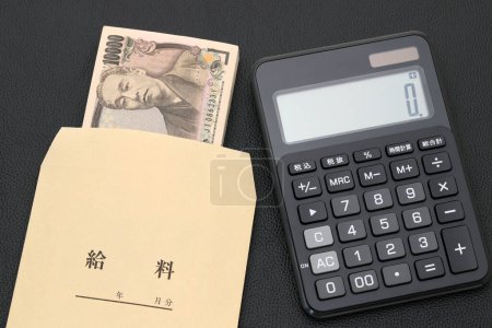 Foto de Sobre y calculadora salarial japonesa, Traducción: Salario, Los billetes se escriben como "10,000 yen" en japonés. - Imagen libre de derechos